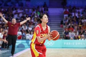 皇冠体育-内外开花！王思雨半场11分钟7中5贡献13分6板 三分3中3