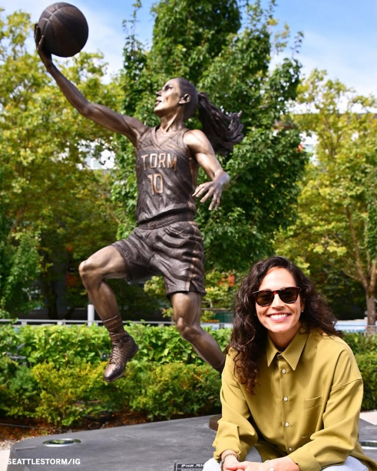 皇冠体育官网-WNBA历史首人！西雅图风暴队名宿苏-伯德的雕像今天揭幕
