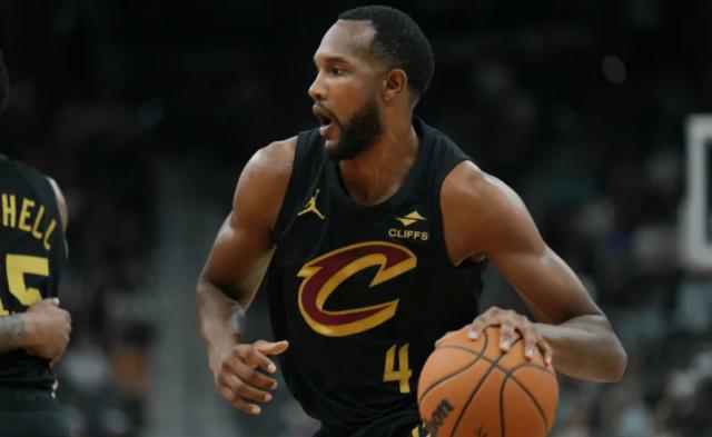 皇冠体育-莫布利今夏打磨自主进攻能力 骑士突破瓶颈仰仗他